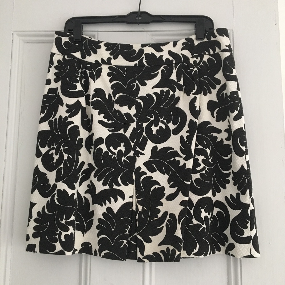 Black/Ivory skirt w front kick pleat sz 10 Eccoci